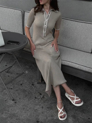 Robe longue beige en maille côtelée, col V boutonné et fente, manches courtes.