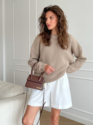 Pull en tricot beige à encolure ronde, manches longues et maille texturée.