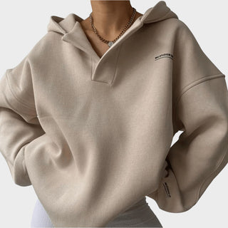 Sweat à capuche beige chic, poche kangourou et capuche avec finitions côtelées.
