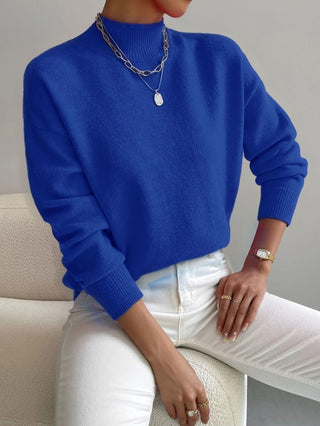Pull en maille à col rond bleu, manches longues et bords côtelés au col.