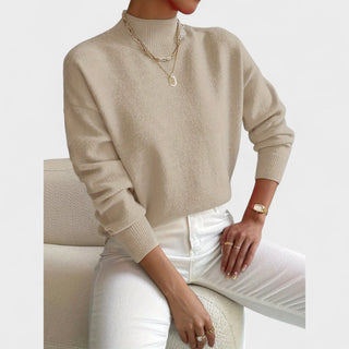 Pull à col montant en maille beige, manches longues, bord côtes.