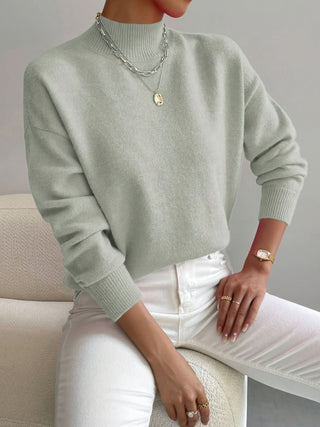 Pull en maille à col rond vert clair, manches longues et poignets côtelés.