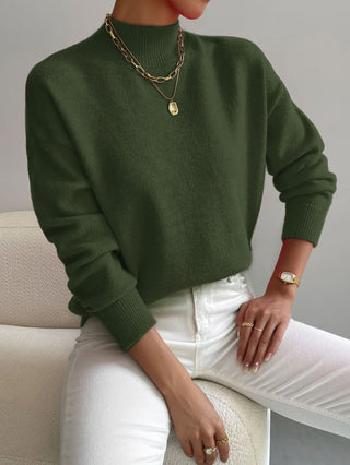 Pull en maille à col rond vert foncé, manches longues et poignets côtelés.