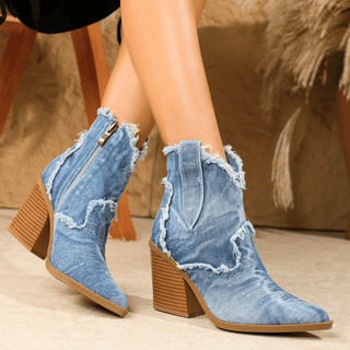Bottes en jean bleues à talon bloc, coupe cheville, patte en forme de goutte.