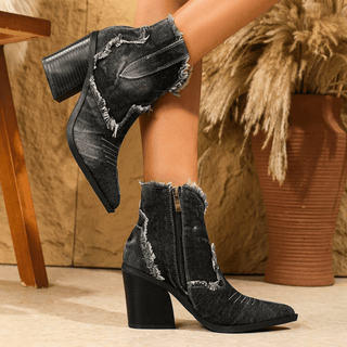 Bottes en jean noires à talon bloc, cheville, fermeture éclair latérale visible.