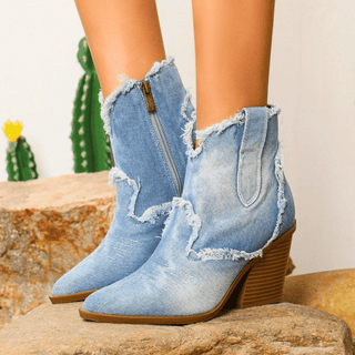 Bottes en jean bleues à talon bloc, chevilles, patte avant et fermeture éclair.