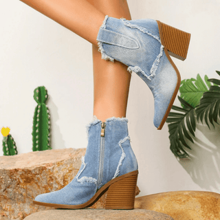 Bottes en jean à talon bloc, hauteur cheville, fermeture éclair latérale.