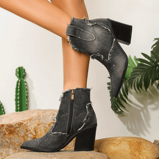 Bottes en jean noires à talon bloc, hauteur cheville, fermeture éclair latérale.