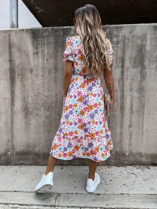 Robe fleurie pour l'été avec patte de boutonnage et fente – Féminine & Confortable