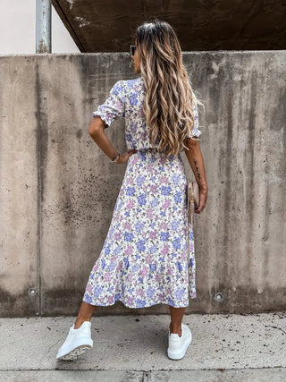 Robe fleurie pour l'été avec patte de boutonnage et fente – Féminine & Confortable
