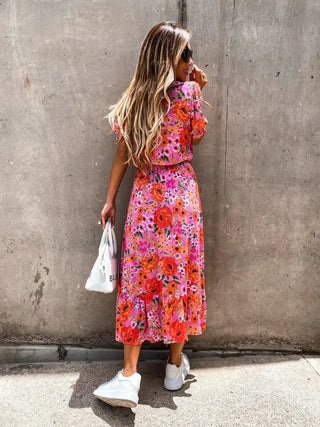 Robe fleurie pour l'été avec patte de boutonnage et fente – Féminine & Confortable