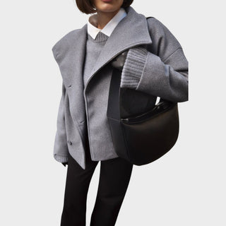 Manteau mi-long gris avec col châle, fermeture boutonnée et poches latérales