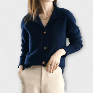Cardigan doux Adriana bleu foncé, col chemise, boutonnage central avec boutons bruns, manches longues.