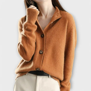 Cardigan doux Adriana camel, col chemise, boutons devant, poignets côtelés, manches longues.