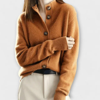 Cardigan doux Adriana camel roux, col chemise, boutonnage devant à boutons bruns, manches longues.