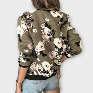 Veste bomber kaki à grandes fleurs blanches et roses, fermeture zippée, bas côtelé.