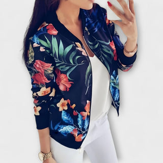 Veste bomber bleu marine à fleurs tropicales, fermeture zippée, poignets et bas côtelés.