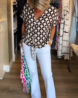 Blouse décontractée Luna à encolure V, manches courtes, motif noir et blanc, nœud à la taille.