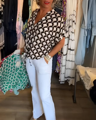 Blouse décontractée Luna à encolure V, manches courtes, motif noir et blanc, lien à la taille.
