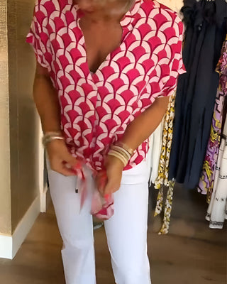 Blouse décontractée Luna à encolure V, motif rouge et blanc en arches, manches courtes.