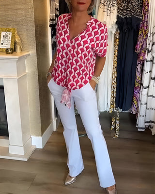 Blouse décontractée Luna à encolure V, manches courtes, motif rouge et blanc, lien à la taille.