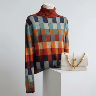 Pull en mérinos à carreaux multicolores, col montant côtelé rouge, coupe droite.