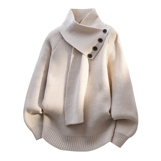 Pull femme blanc cassé, col écharpe et boutons noirs sur empiècement avant