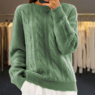 Pull en maille torsadée vert, encolure ronde, manches longues, bord-côtes au bas.