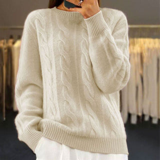 Pull en maille torsadée blanc cassé, encolure ronde, manches longues, bord-côtes.