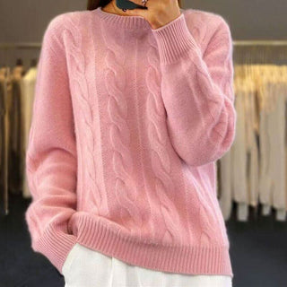 Pull en maille torsadée rose poudré, encolure ronde, manches longues, bord-côtes.