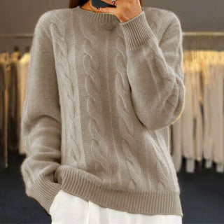 Pull en maille torsadée blanc cassé, encolure ronde, manches longues, bas côtelé.