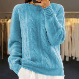 Pull en maille torsadée bleu clair, encolure ronde, manches longues, bas côtelé.