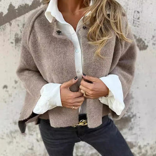 Veste courte en tissu kaki à col chemise, manches évasées et boutonnage devant