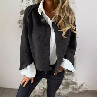 Veste courte noire à col chemise, manches évasées et boutons devant