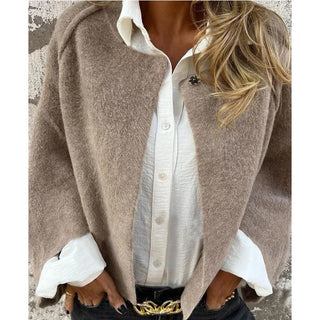 Veste courte en tissu kaki, col chemise boutonné et poignets évasés