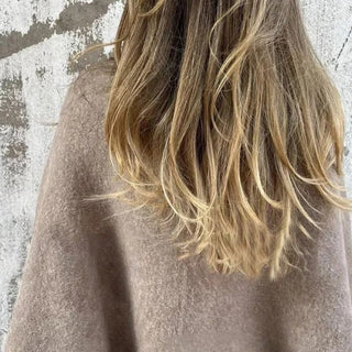 Veste courte en tissu kaki, coupe ample, vue de l’épaule