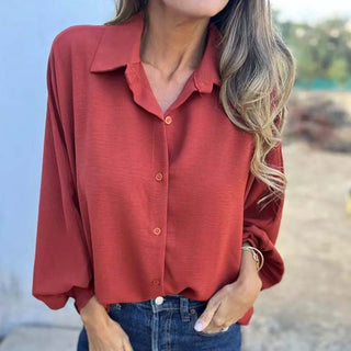Blouse femme rouge à manches longues boutonnées, col chemise et fermeture par boutons.