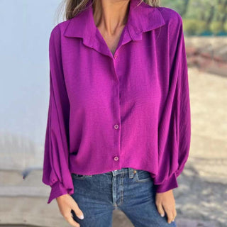 Blouse femme violette à manches longues boutonnées, col chemise et fermeture par boutons.