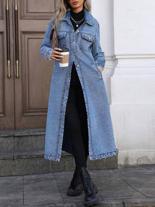 Veste longue en jean bleu, fermeture boutonnée, deux poches poitrine, ourlet effiloché.