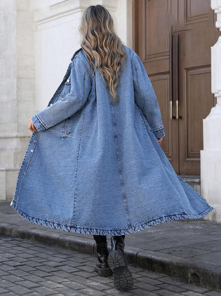 Veste longue en jean bleu vue dos, col chemise, coutures, bas évasé, boutonnage.