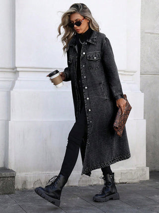 Veste longue en jean noire, fermeture à boutons, poches poitrine, col chemise, délavage.
