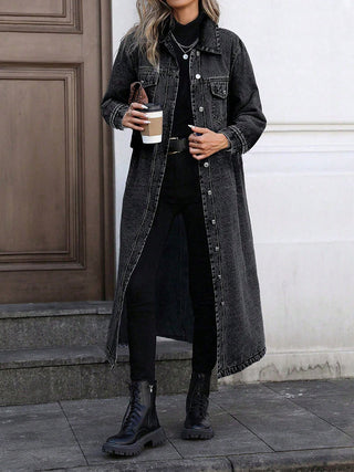 Veste longue en jean gris foncé, boutonnée, poches poitrine, col chemise, délavage.