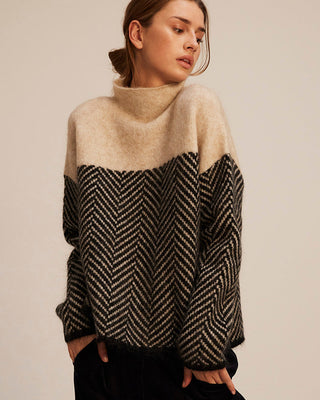 Blouse en maille à col montant beige et noir à motif chevrons