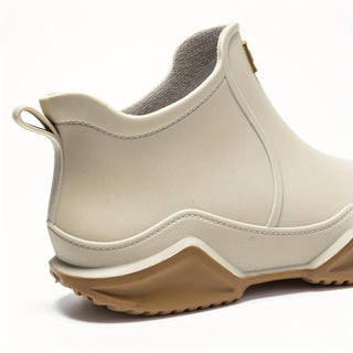 Botte cheville à enfiler beige clair, bout rond, vue talon avec attache étiquette.