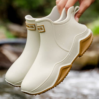 Botte cheville à enfiler beige clair, bout rond, semelle crantée caramel, détail étiquette.