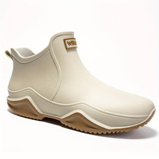 Botte cheville à enfiler beige clair, bout rond, semelle crantée camel, vue trois-quarts.