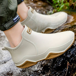 Botte cheville à enfiler beige clair, bout rond, semelle crantée caramel et beige.