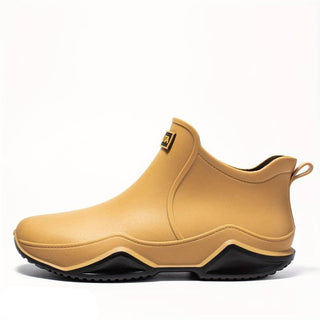 Botte cheville à enfiler marron, bout rond et semelle crantée noire à bords camel.
