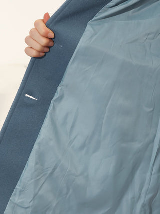 Trench Aveline bleu, doublure claire, col ouvert et patte boutonnée visible