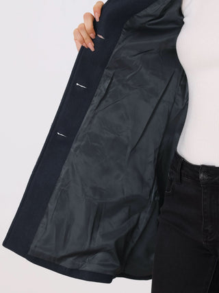 Intérieur du trench bleu foncé, doublure noire plissée et coutures apparentes.